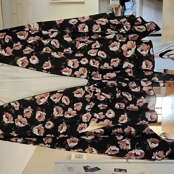 Forever 21 black/floral tie-front top - Picture 9 of 12